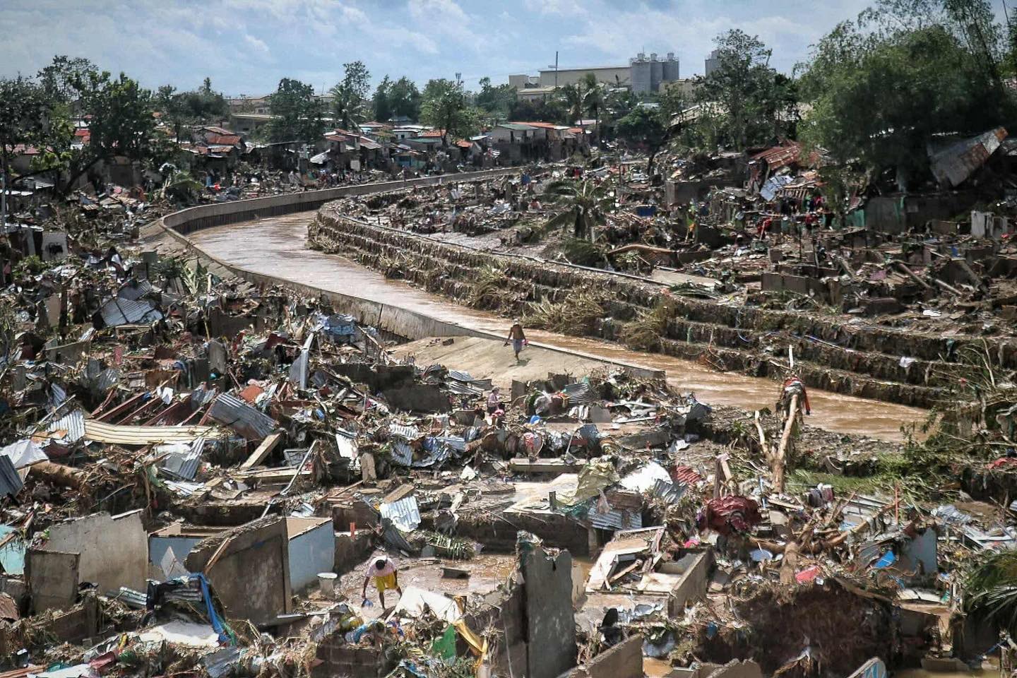 Bão cuồng phong Kalmaegi quá hung tàn, tất cả đều bị phá hủy: Những hình ảnh flycam lột tả sự thảm khốc - Ảnh 6