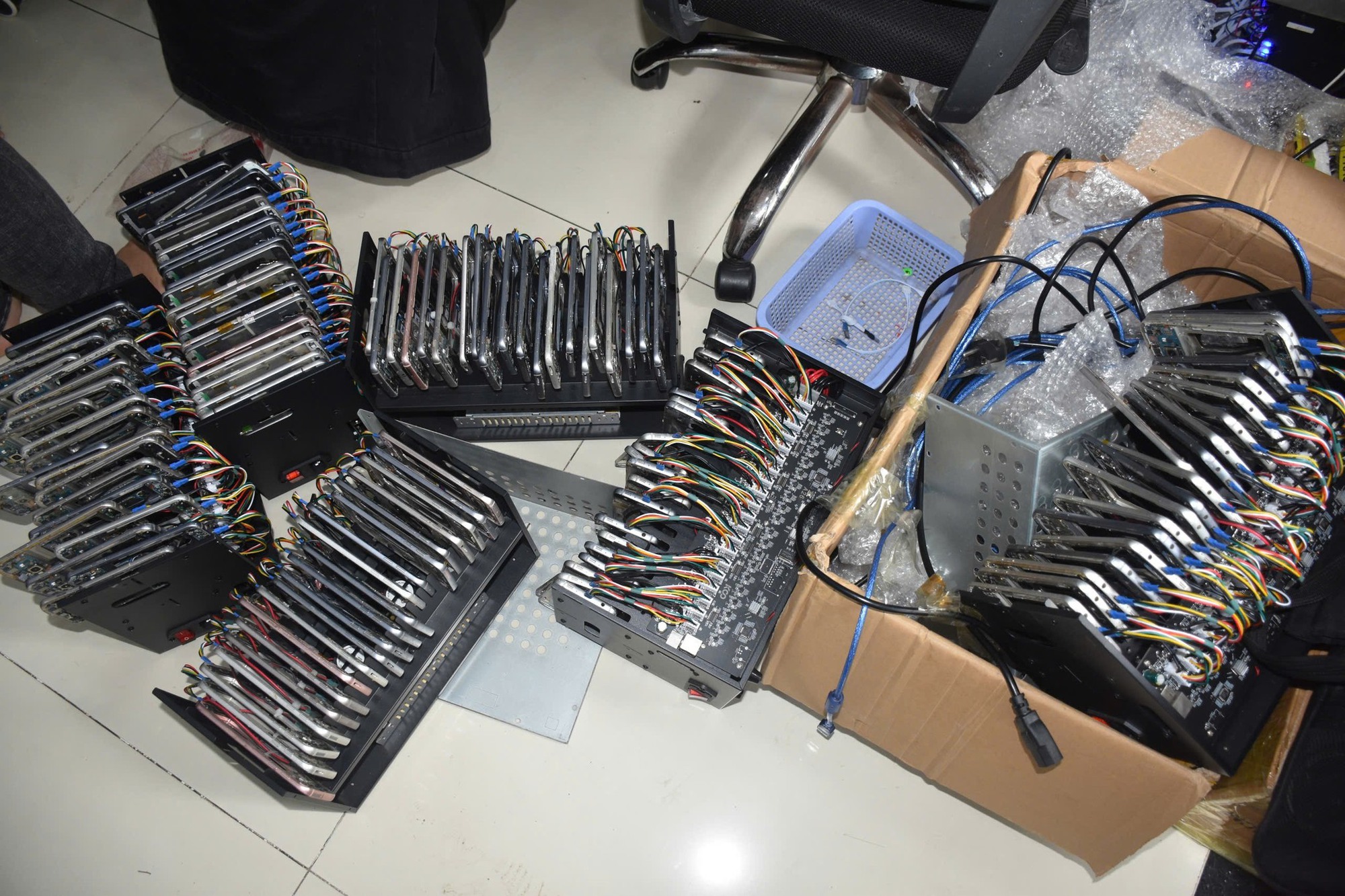 Đột kích "trang trại" 2.000 điện thoại ở Đà Nẵng: Chuyên "nuôi" tài khoản Zalo, Tinder ảo để phục vụ lừa đảo Campuchia - Ảnh 3