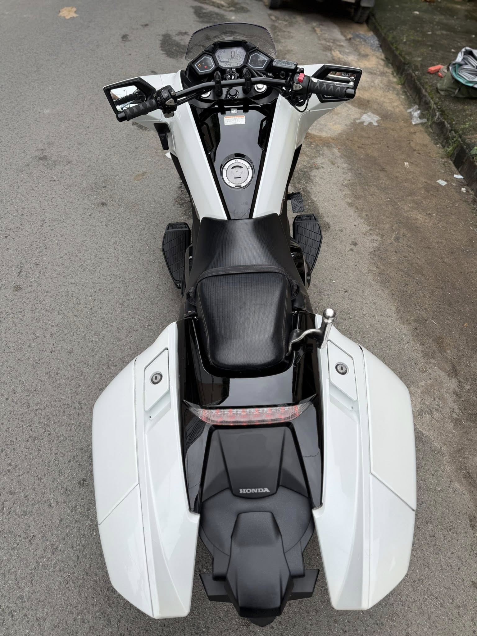 Xe tay ga 'phi thuyền' của Honda đang được rao bán ở Việt Nam, dùng chung một thứ với xe dẫn đoàn CSGT - Ảnh 12