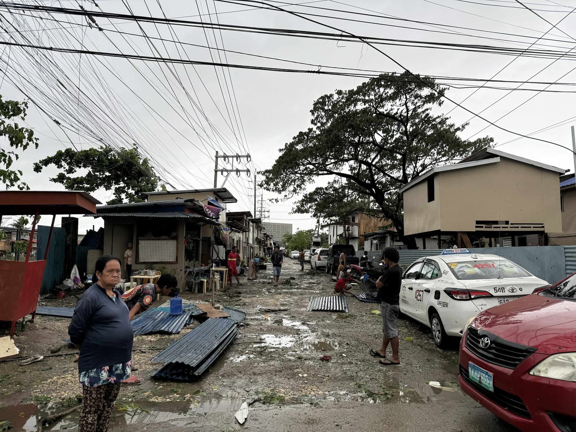 Bão Kalmaegi sầm sập đổ bộ, nhiều khu dân cư chìm trong biển nước, ô tô trôi lênh đênh trên đường phố - Ảnh 2