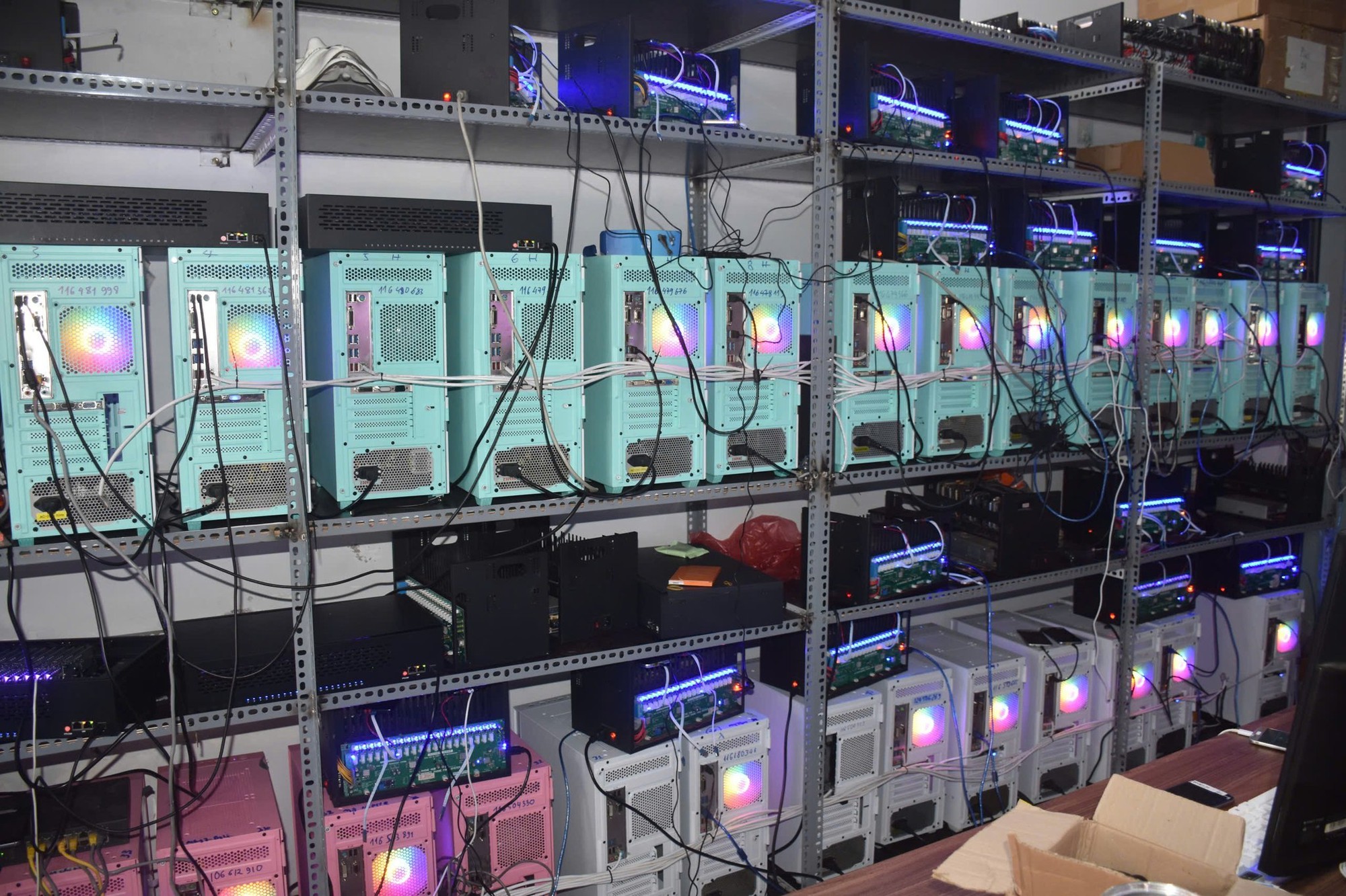 Đột kích "trang trại" 2.000 điện thoại ở Đà Nẵng: Chuyên "nuôi" tài khoản Zalo, Tinder ảo để phục vụ lừa đảo Campuchia - Ảnh 2