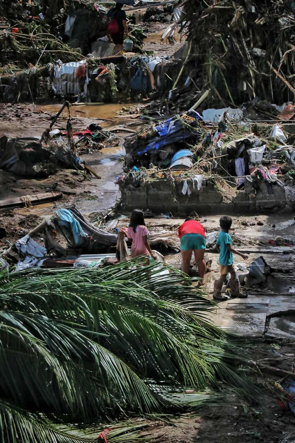 Bão cuồng phong Kalmaegi quá hung tàn, tất cả đều bị phá hủy: Những hình ảnh flycam lột tả sự thảm khốc - Ảnh 17