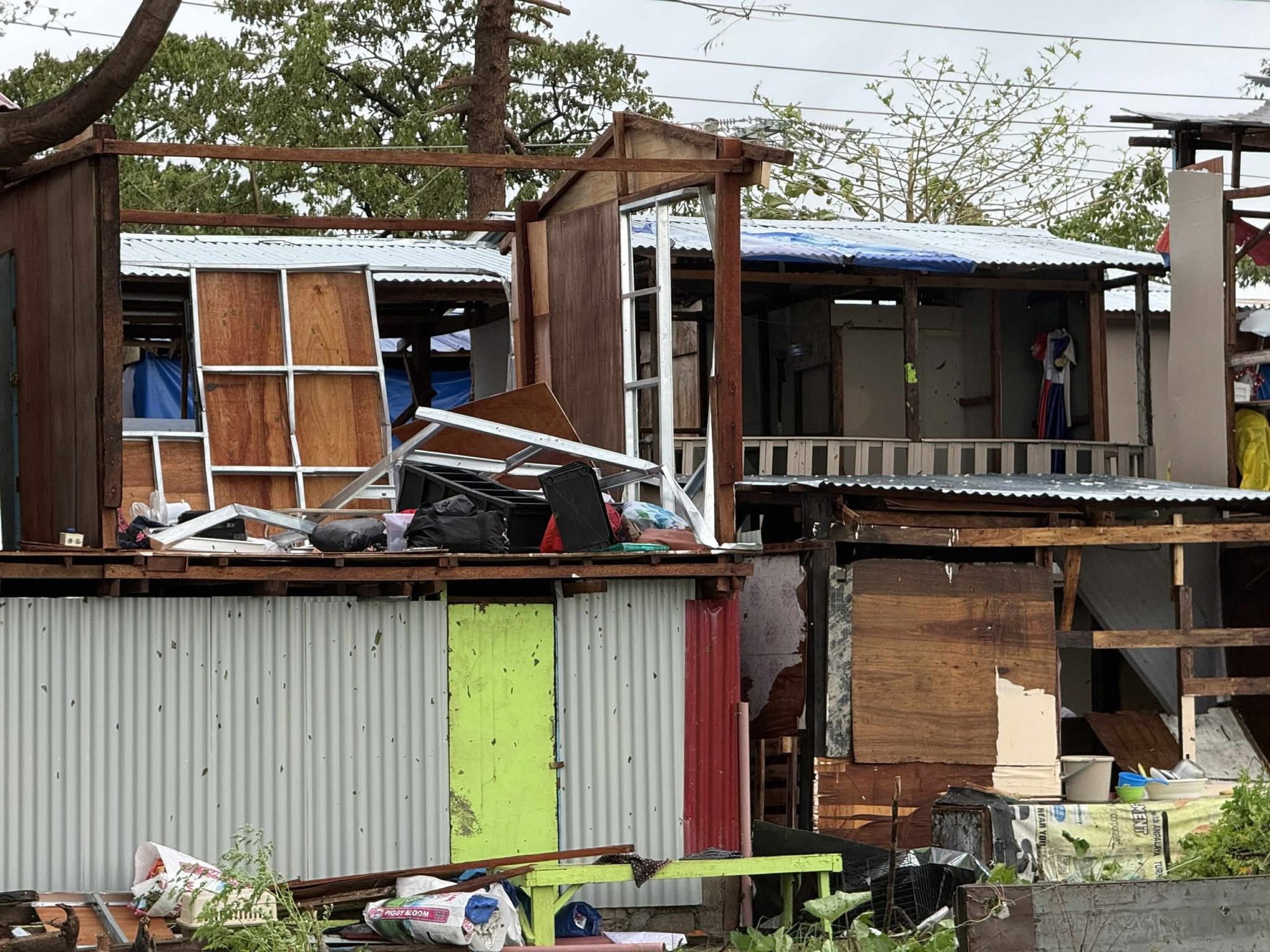 Bão Kalmaegi sầm sập đổ bộ, nhiều khu dân cư chìm trong biển nước, ô tô trôi lênh đênh trên đường phố - Ảnh 12