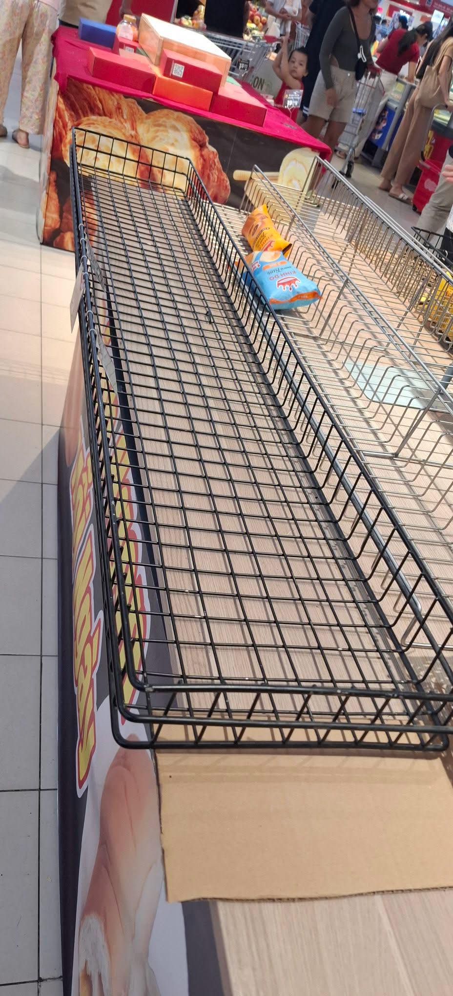 Cảnh tượng "đi mua không sót một thứ gì" trước khi bão cuồng phong Kalmaegi đổ bộ hôm nay! - Ảnh 3