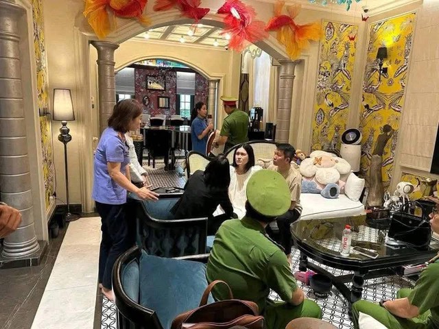 Đoàn Di Băng mếu máo, nắm chặt tay Nguyễn Quốc Vũ khicông an khám nhà, bắt tạm giam - Ảnh 2