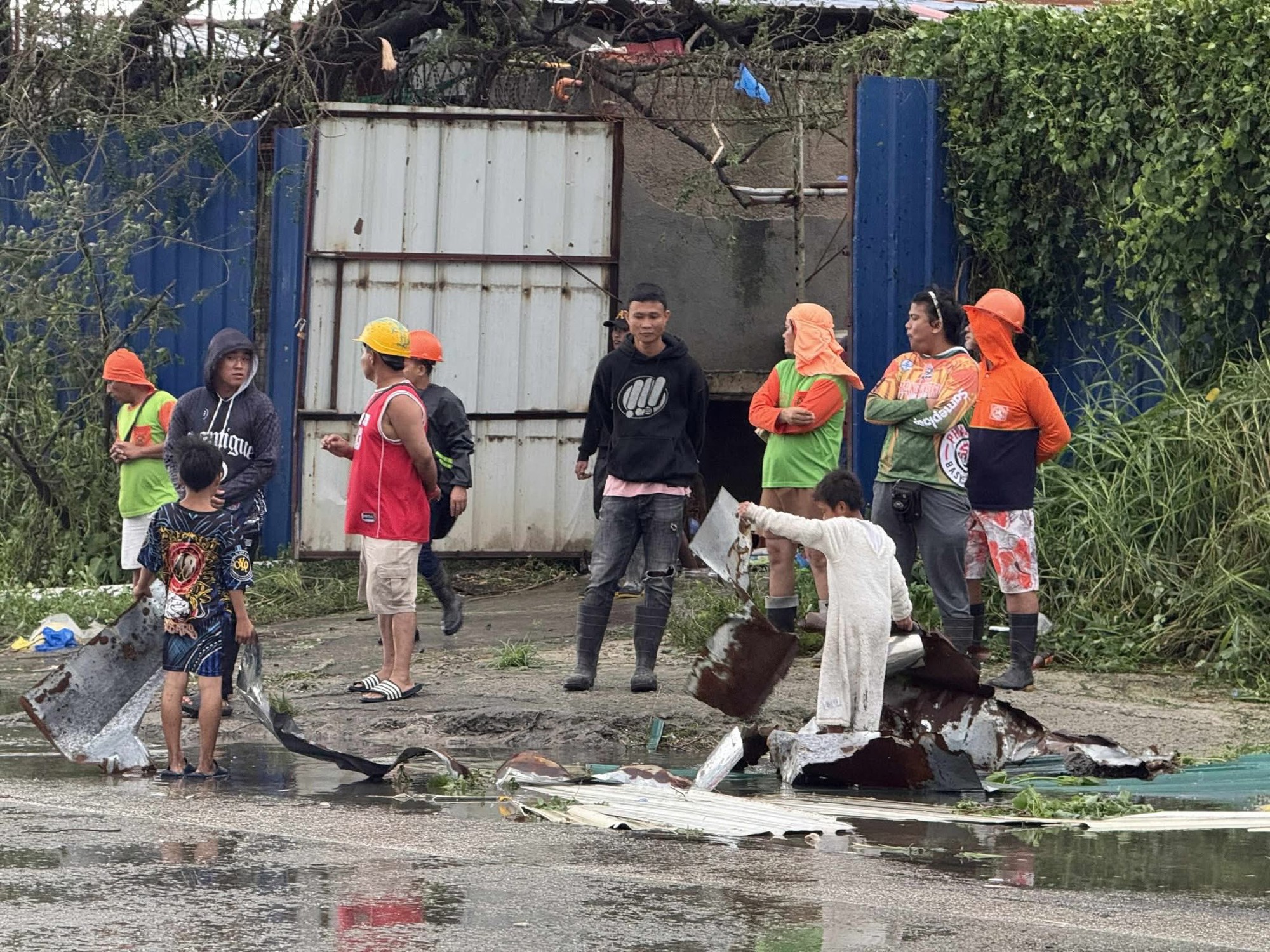 Bão Kalmaegi sầm sập đổ bộ, nhiều khu dân cư chìm trong biển nước, ô tô trôi lênh đênh trên đường phố - Ảnh 4