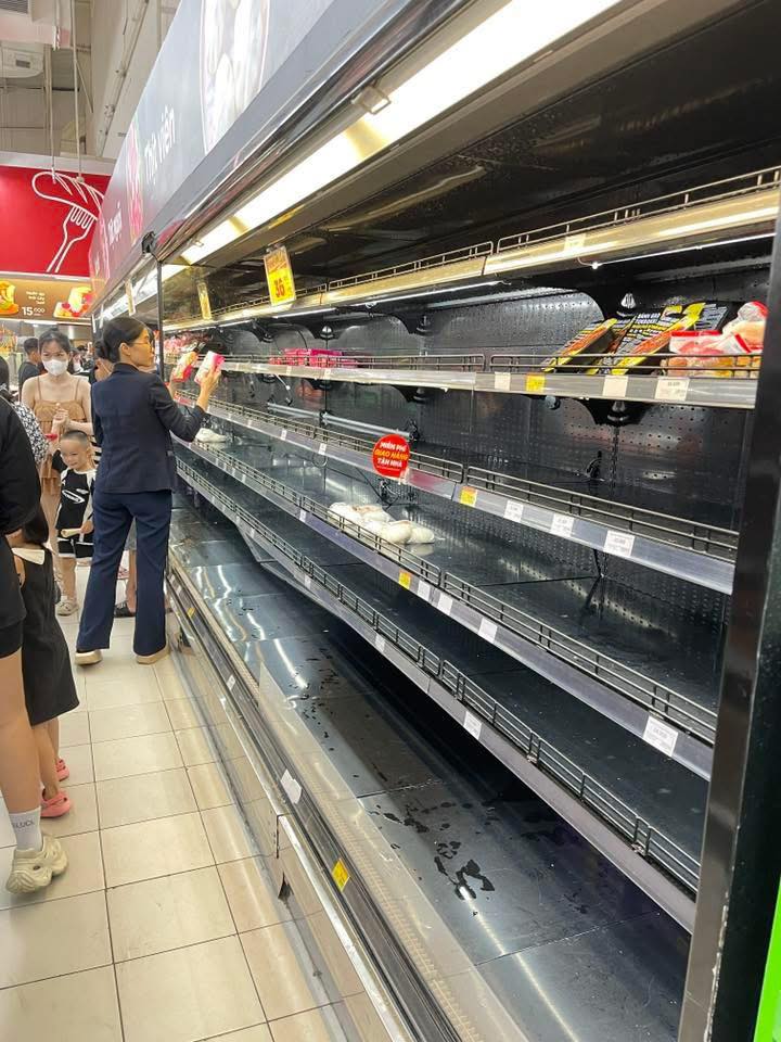 Cảnh tượng "đi mua không sót một thứ gì" trước khi bão cuồng phong Kalmaegi đổ bộ hôm nay! - Ảnh 2