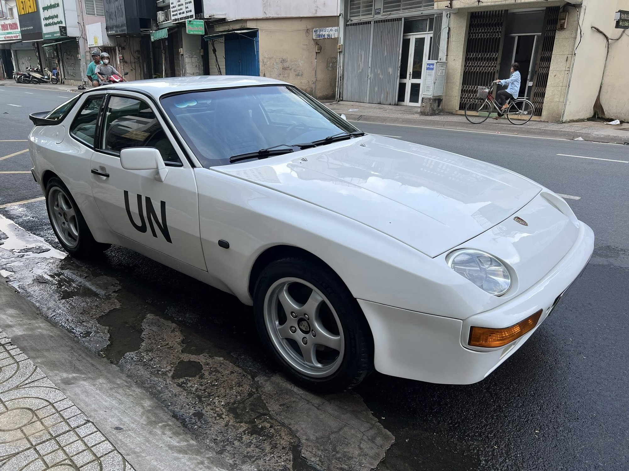 Porsche 944 thứ hai của ông Đặng Lê Nguyên Vũ xuống phố: Có chi tiết hiếm thấy, diện mạo lạ khác hẳn nguyên bản - Ảnh 1