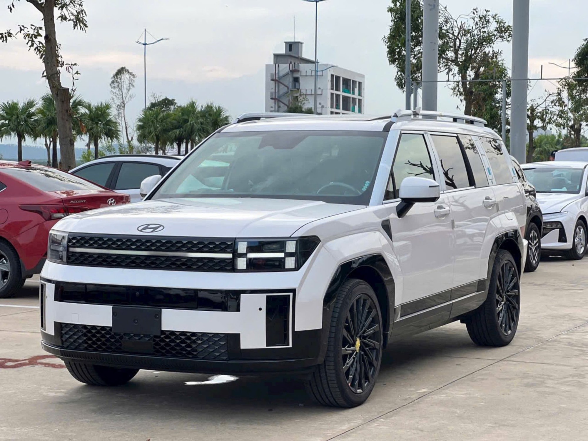 Cầm 1 tỷ đồng mua SUV gầm cao: Santa Fe ưu đãi ‘khủng’ đối đầu chất thực dụng của Fortuner, mu-X và CX-8 - Ảnh 1