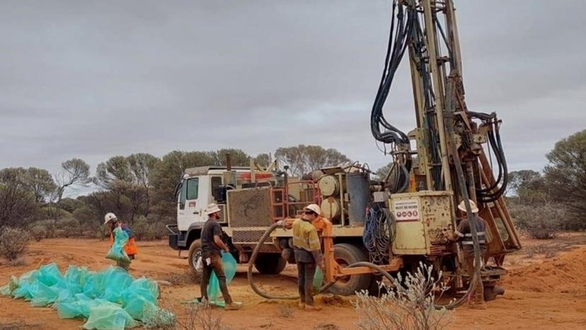 Khoan ‘nhẹ’ 64 lỗ đã gặp ngay nguồn đất hiếm siêu chất lượng - CEO công ty khai thác không tin vào mắt mình: ‘Lần đầu tiên chúng tôi gặp hiện tượng lạ này’ - Ảnh 1