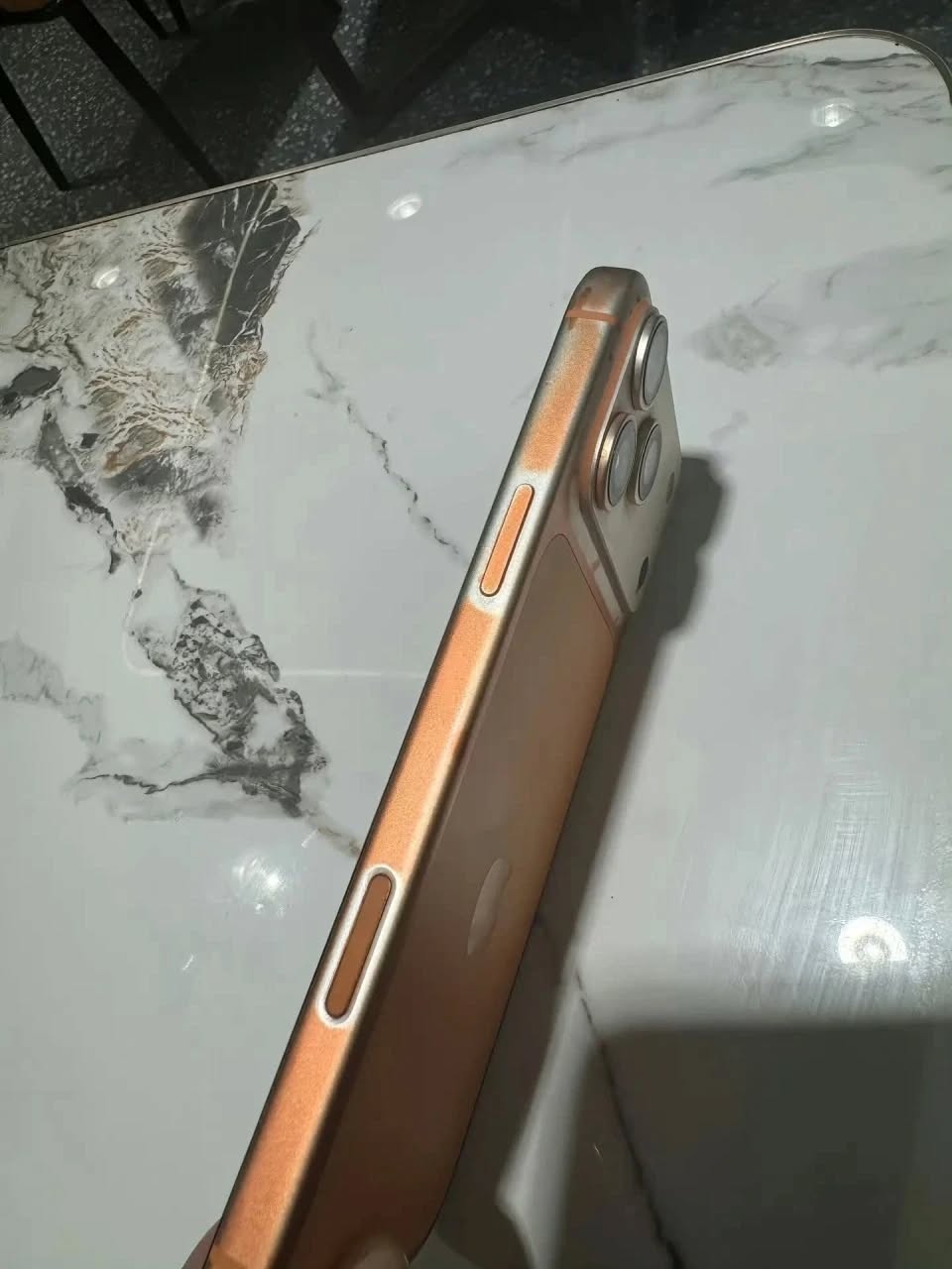 Sự thật iPhone 17 Pro Max “bay màu” sau khi lau bằng khăn ướt - Ảnh 2