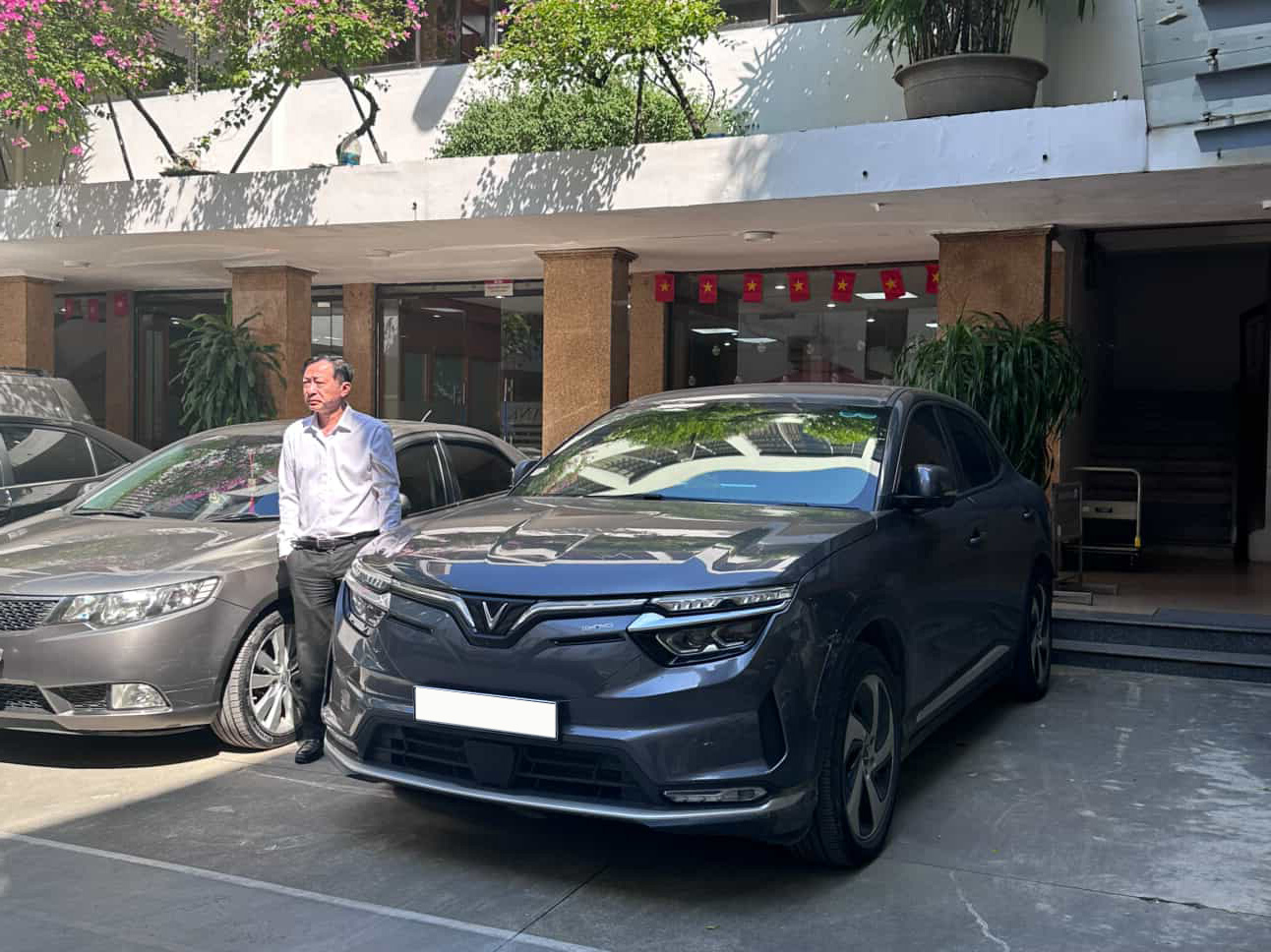 Đổi 2 xe VinFast VF 8 trong 2 năm liên tiếp, chủ xe chia sẻ: “Từng lái đủ loại xe xăng, giờ quay lại chắc không nổi” - Ảnh 1