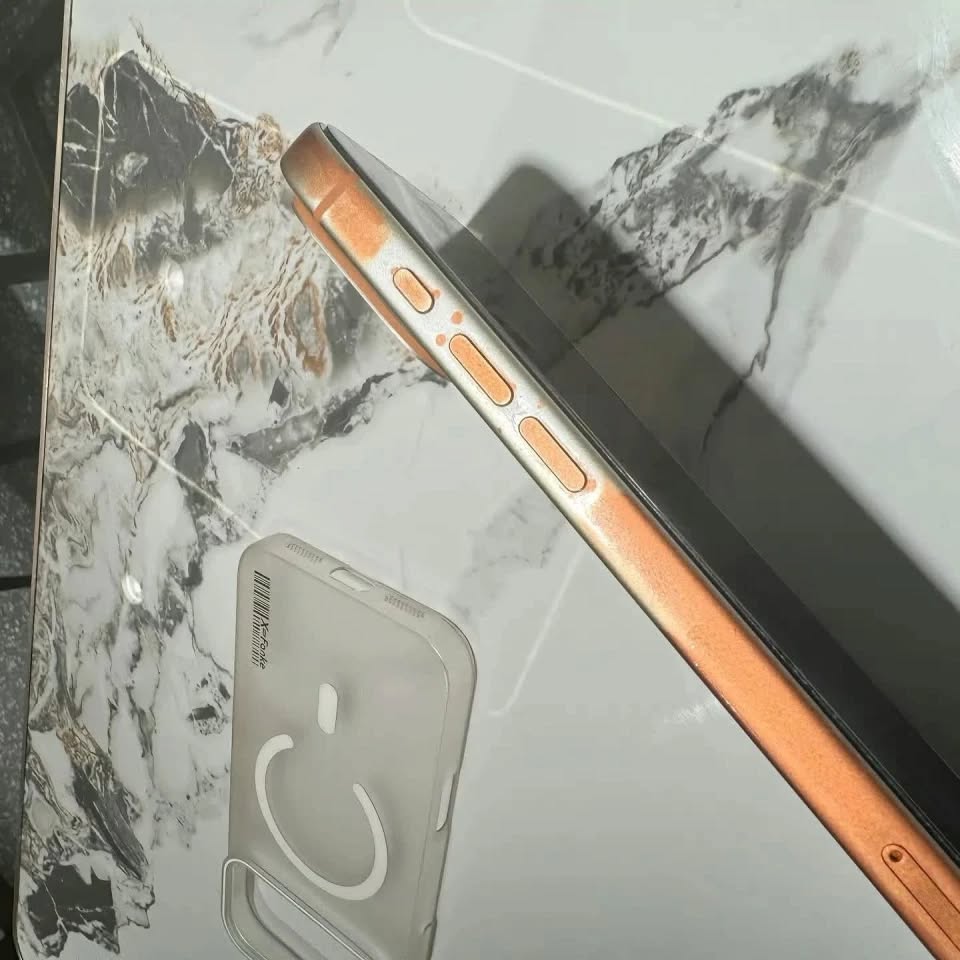 Sự thật iPhone 17 Pro Max “bay màu” sau khi lau bằng khăn ướt - Ảnh 3