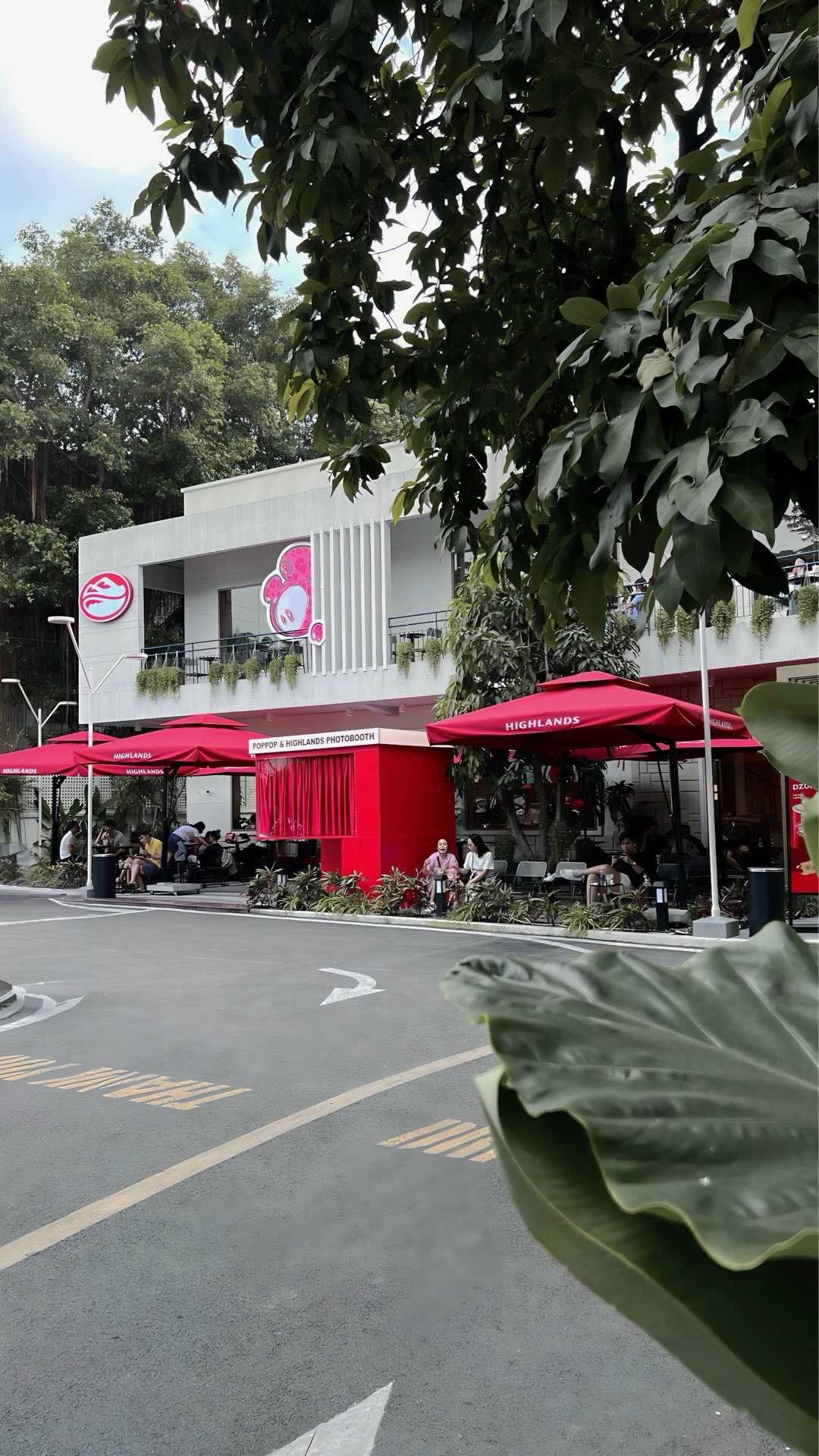 Chiêu hút khách mới của ông lớn Highlands Coffee: Đặt photobooth tại cửa hàng, cứ mua nước là được chụp ảnh free - Ảnh 3