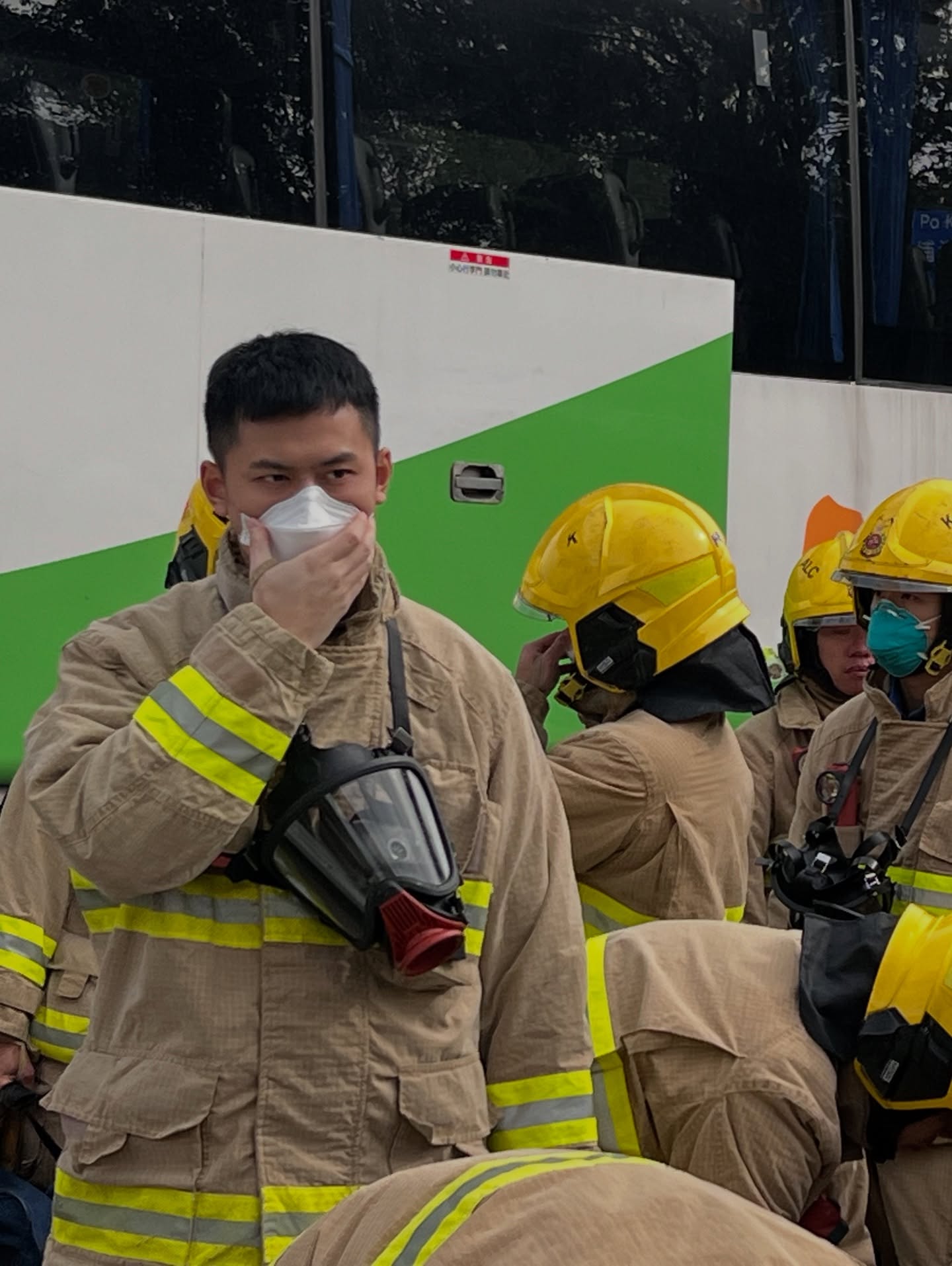 Đau lòng với điều nhìn thấy bên dưới lớp đồ bảo hộ của lính cứu hỏa trong vụ cháy chung cư tồi tệ nhất - Ảnh 5