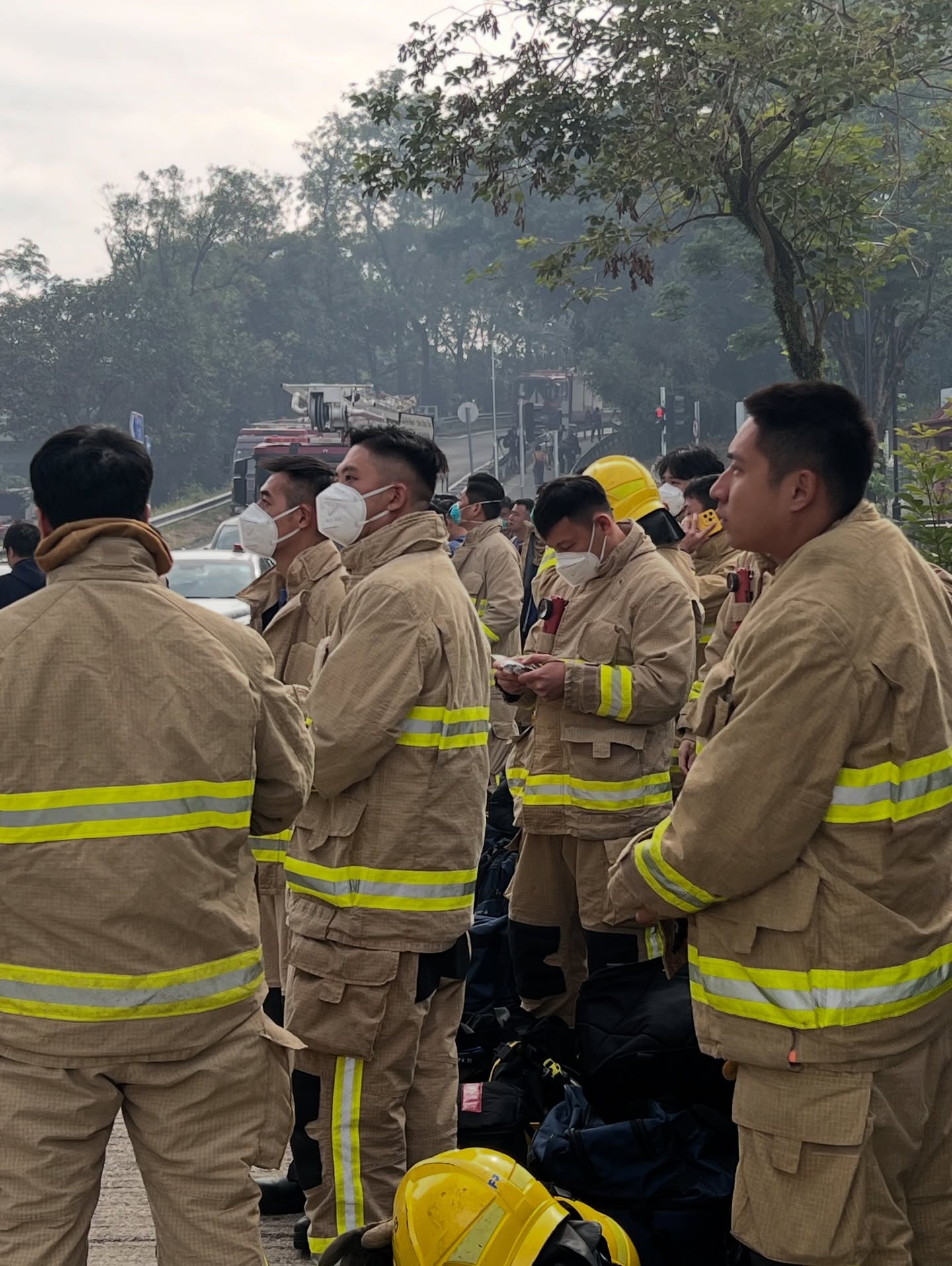 Đau lòng với điều nhìn thấy bên dưới lớp đồ bảo hộ của lính cứu hỏa trong vụ cháy chung cư tồi tệ nhất - Ảnh 6