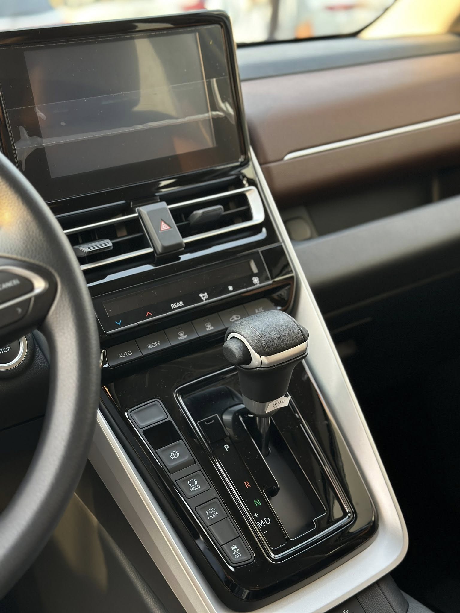 Lộ ảnh Toyota Innova Cross bản giá rẻ tại đại lý trước ngày ra mắt: Không khác nhiều bản giữa, vẫn có ghế da, phanh tay điện tử và 6 túi khí - Ảnh 7