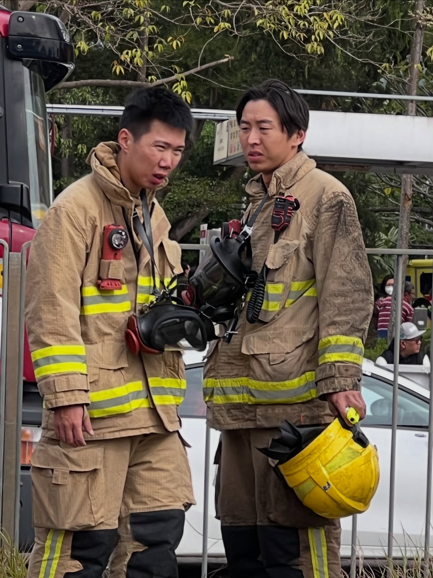 Đau lòng với điều nhìn thấy bên dưới lớp đồ bảo hộ của lính cứu hỏa trong vụ cháy chung cư tồi tệ nhất - Ảnh 11