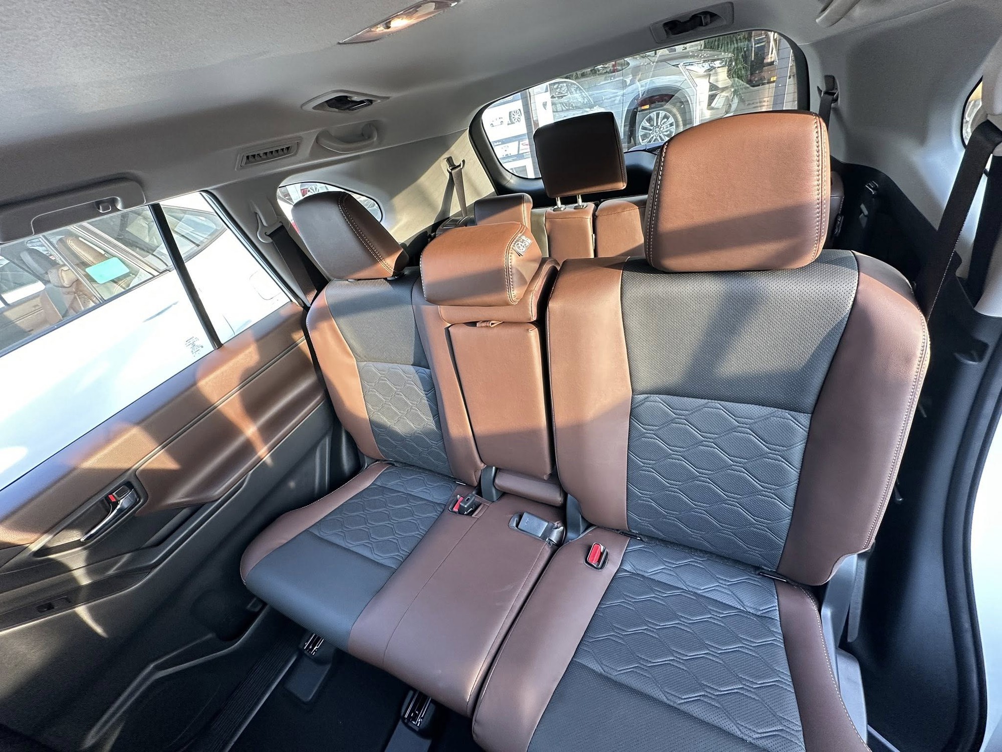 Lộ ảnh Toyota Innova Cross bản giá rẻ tại đại lý trước ngày ra mắt: Không khác nhiều bản giữa, vẫn có ghế da, phanh tay điện tử và 6 túi khí - Ảnh 8