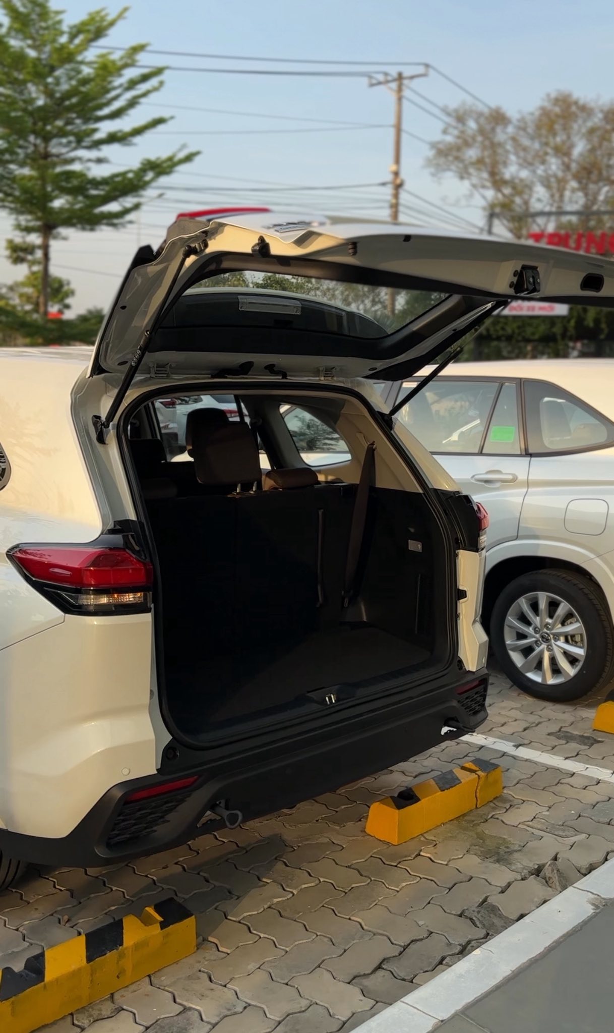 Lộ ảnh Toyota Innova Cross bản giá rẻ tại đại lý trước ngày ra mắt: Không khác nhiều bản giữa, vẫn có ghế da, phanh tay điện tử và 6 túi khí - Ảnh 6