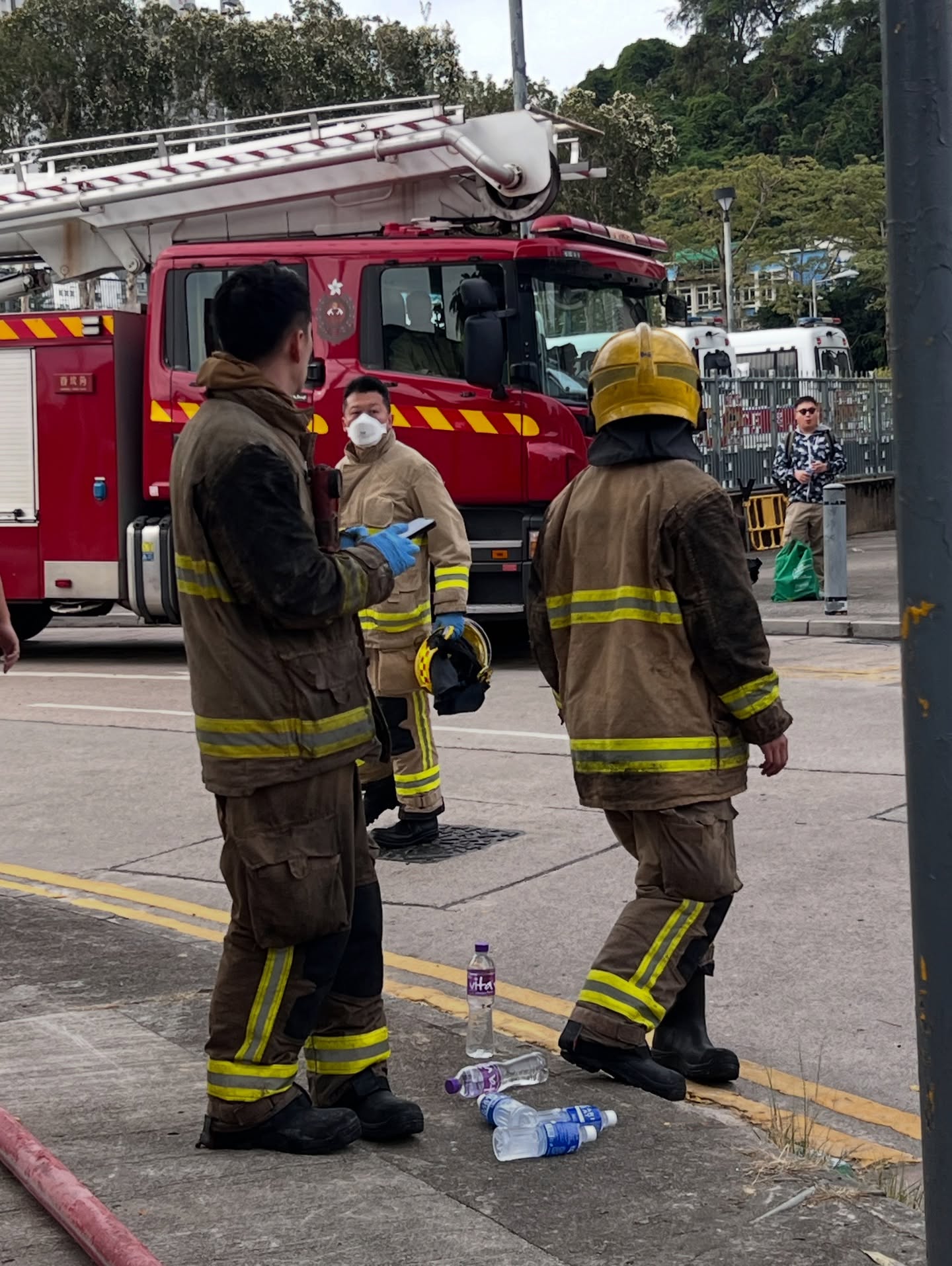 Đau lòng với điều nhìn thấy bên dưới lớp đồ bảo hộ của lính cứu hỏa trong vụ cháy chung cư tồi tệ nhất - Ảnh 10