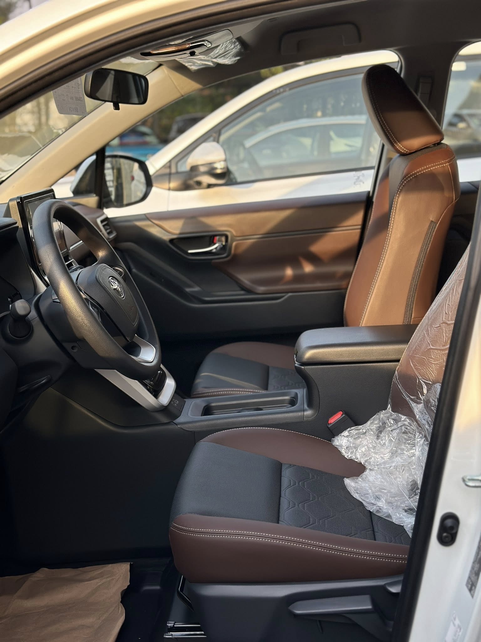 Lộ ảnh Toyota Innova Cross bản giá rẻ tại đại lý trước ngày ra mắt: Không khác nhiều bản giữa, vẫn có ghế da, phanh tay điện tử và 6 túi khí - Ảnh 2