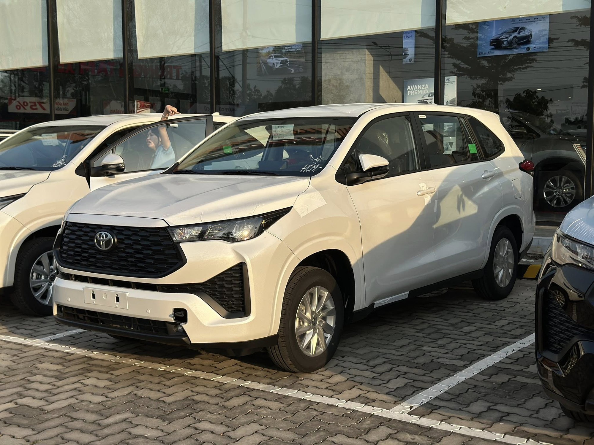 Lộ ảnh Toyota Innova Cross bản giá rẻ tại đại lý trước ngày ra mắt: Không khác nhiều bản giữa, vẫn có ghế da, phanh tay điện tử và 6 túi khí - Ảnh 1