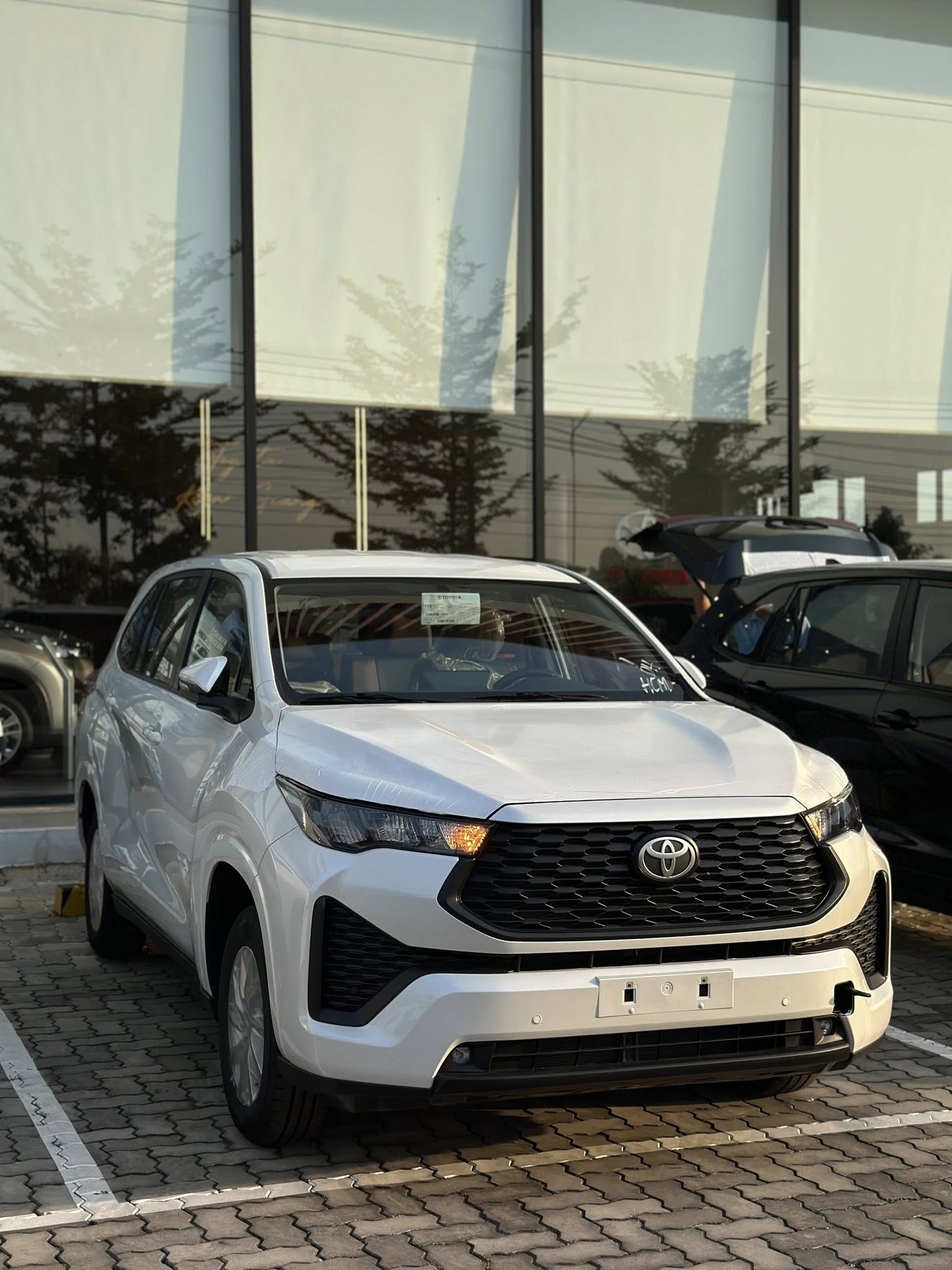 Lộ ảnh Toyota Innova Cross bản giá rẻ tại đại lý trước ngày ra mắt: Không khác nhiều bản giữa, vẫn có ghế da, phanh tay điện tử và 6 túi khí - Ảnh 3