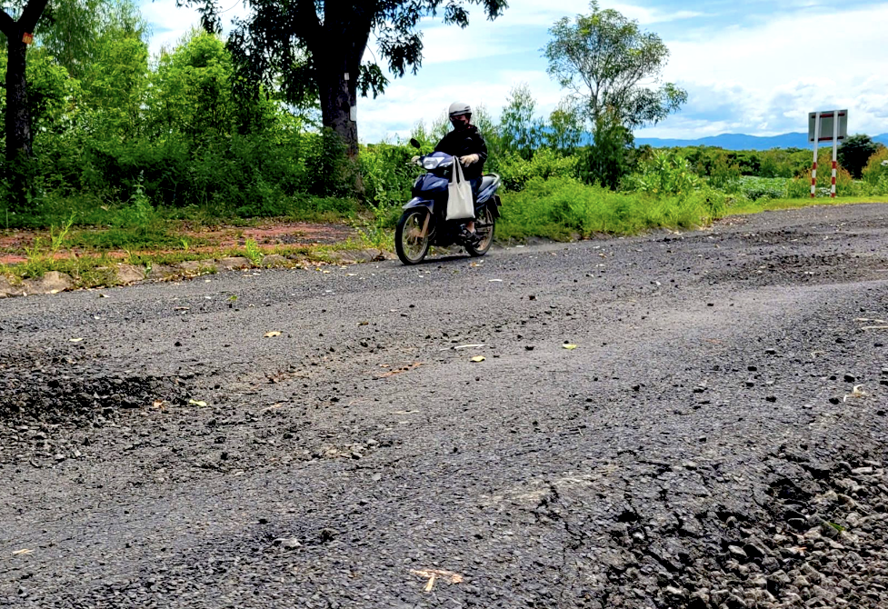 Cận cảnh con đường 'tan nát' sau khi được... sửa chữa - Ảnh 4