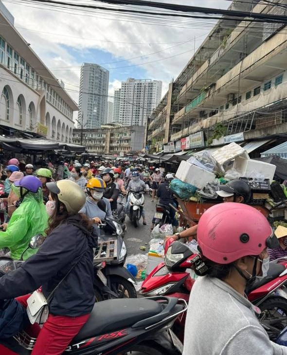 Cảnh tượng "đi mua không sót một thứ gì" trước khi bão cuồng phong Kalmaegi đổ bộ hôm nay! - Ảnh 5