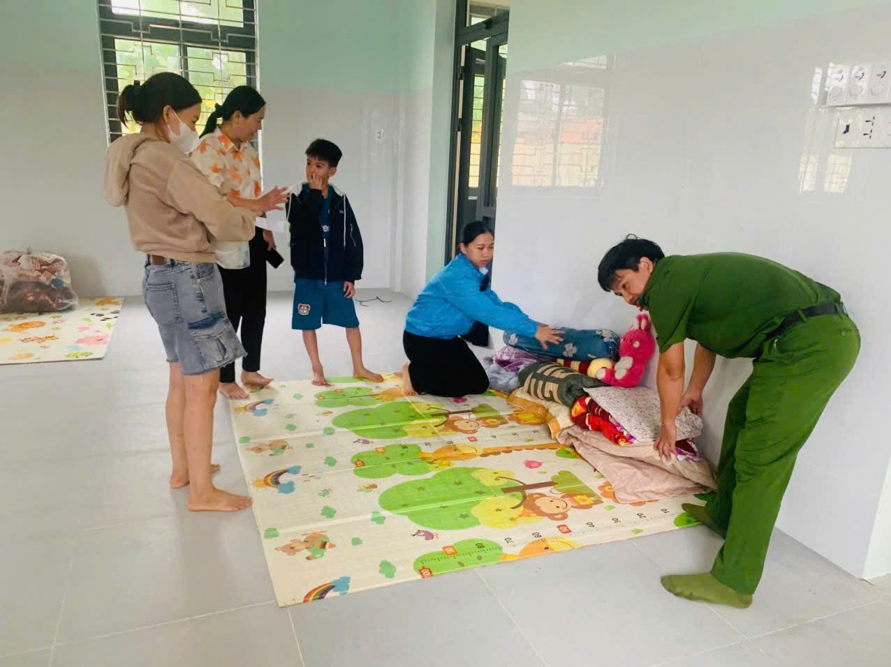 Bộ Quốc phòng và Bộ Xây dựng chỉ đạo ứng phó bão số 13 và sự cố tàu hàng 174.000 tấn - Ảnh 5