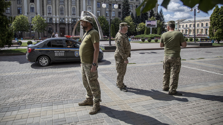 ‘Xe buýt hóa’ lan tới trường học: Giáo viên bị bắt giữa giờ – Ukraine khủng hoảng quân số - Ảnh 1