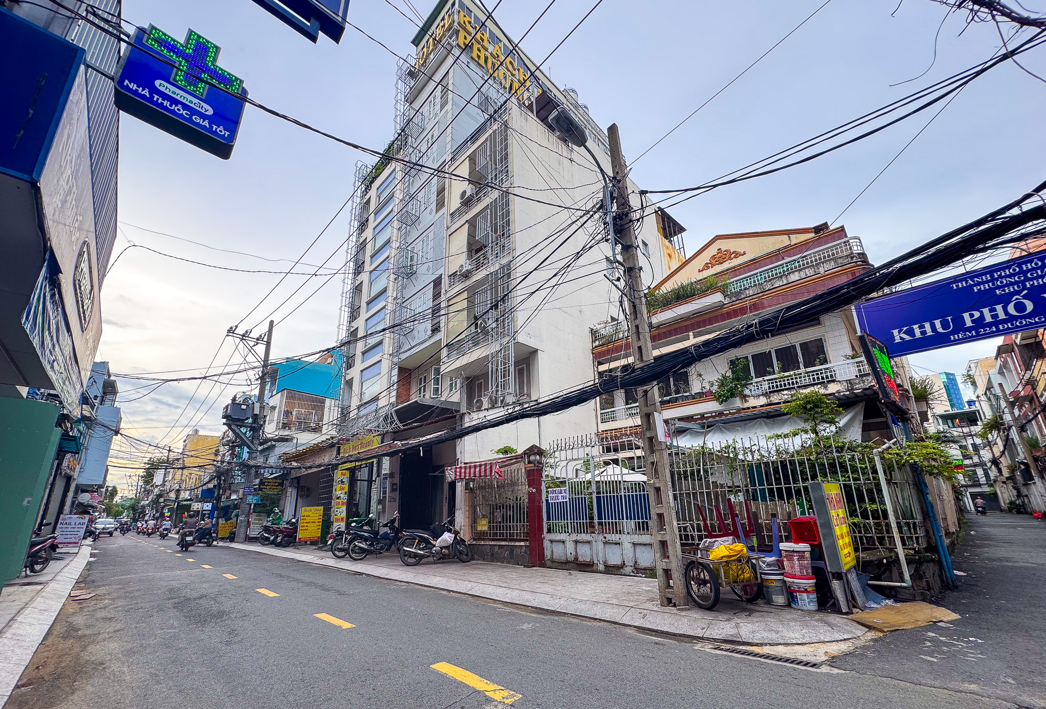 Trụ sở công ty của Sơn Tùng - MTP, Hà Anh Tuấn, Hiếu Thứ Hai: Người ở toà nhà chọc trời "trung tâm của trung tâm", người đặt tại nhà 3 tầng nép mình trong ngõ nhỏ - Ảnh 8