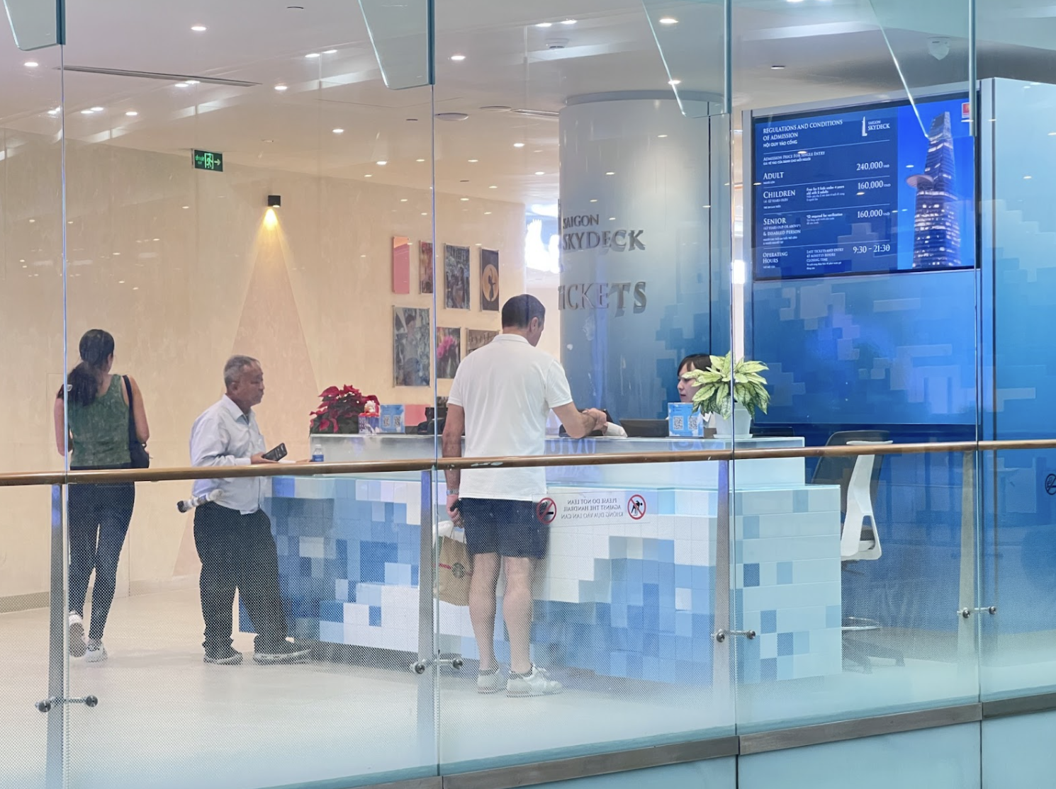 Cảnh trái ngược ở 2 tòa tháp biểu tượng ở TP.HCM: Nơi kín chỗ, nơi đìu hiu - Ảnh 7