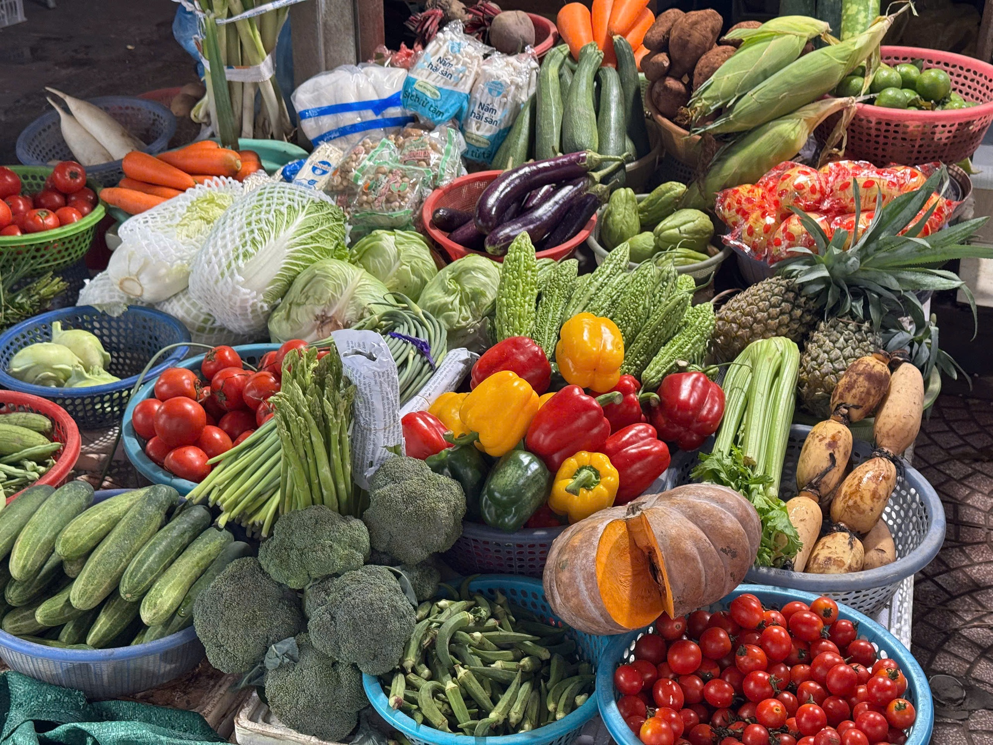 Giá rau xanh Hà Nội vẫn “neo cao” - Ảnh 8