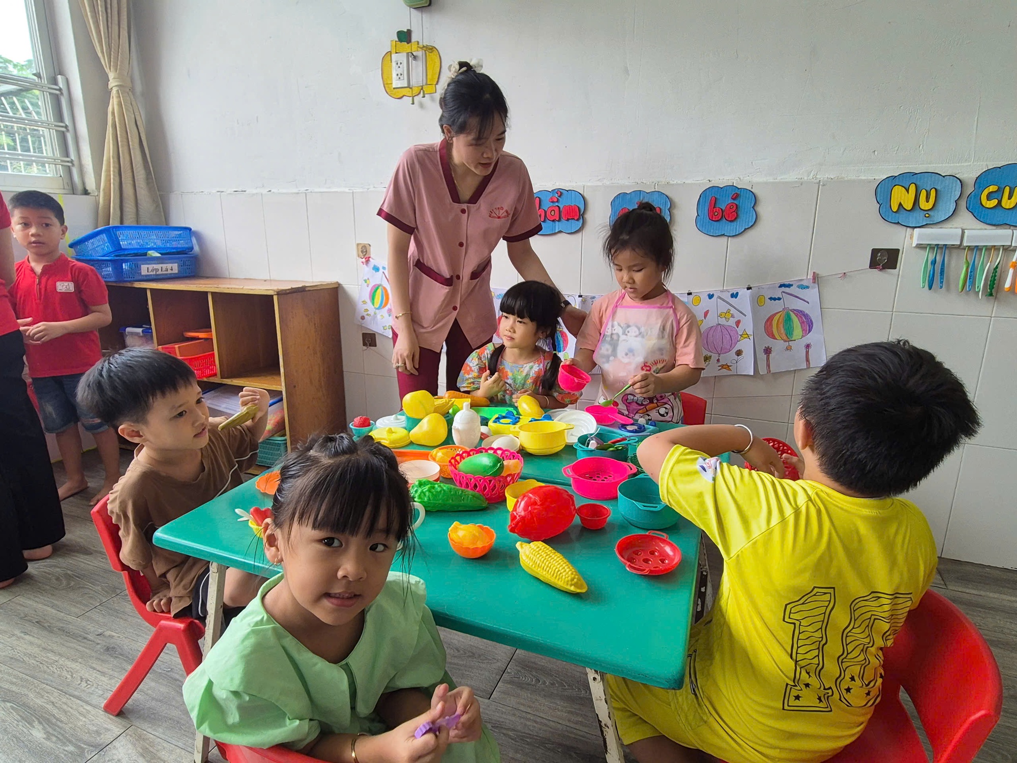 Bộ Nội vụ cảnh báo việc áp dụng hệ số lương đặc thù cho nhà giáo - Ảnh 1