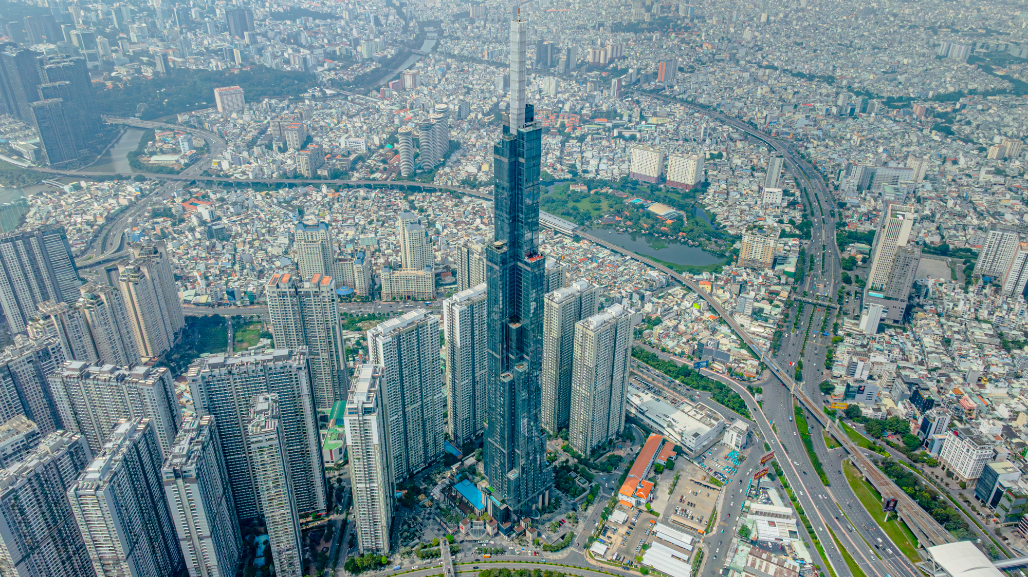 Cảnh trái ngược ở 2 tòa tháp biểu tượng ở TP.HCM: Nơi kín chỗ, nơi đìu hiu - Ảnh 8