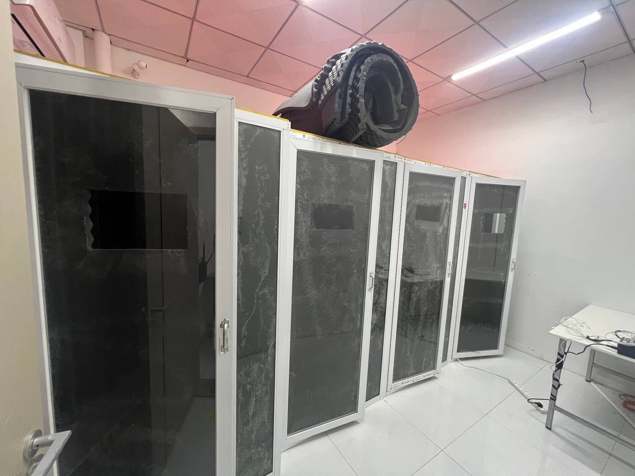 24 buồng gọi, 19 hộ chiếu, 20 điện thoại và phông nền FBI: Đột kích bên trong hang ổ lừa đảo xuyên quốc gia tại Campuchia - Ảnh 7