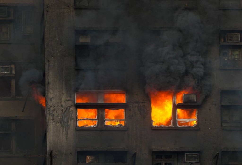 Biển lửa nuốt trọn 3 tòa chung cư với 4000 cư dân sinh sống tại Hong Kong: Hàng trăm cuộc gọi cầu cứu đổ về, cư dân hoảng loạn tìm người thân - Ảnh 3