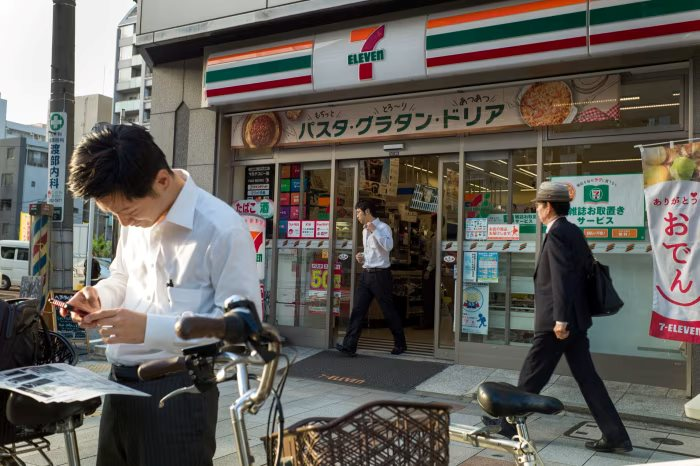 Một chủ cửa hàng 7-Eleven qua đời bóc trần mặt tối của hơn 50.000 chuỗi siêu thị tiện lợi Nhật Bản: Cắt 70% lợi nhuận, làm việc đến kiệt sức, không thể nghỉ vì ràng buộc hợp đồng - Ảnh 2