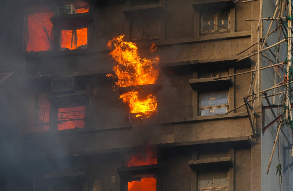 Biển lửa nuốt trọn 3 tòa chung cư với 4000 cư dân sinh sống tại Hong Kong: Hàng trăm cuộc gọi cầu cứu đổ về, cư dân hoảng loạn tìm người thân - Ảnh 2