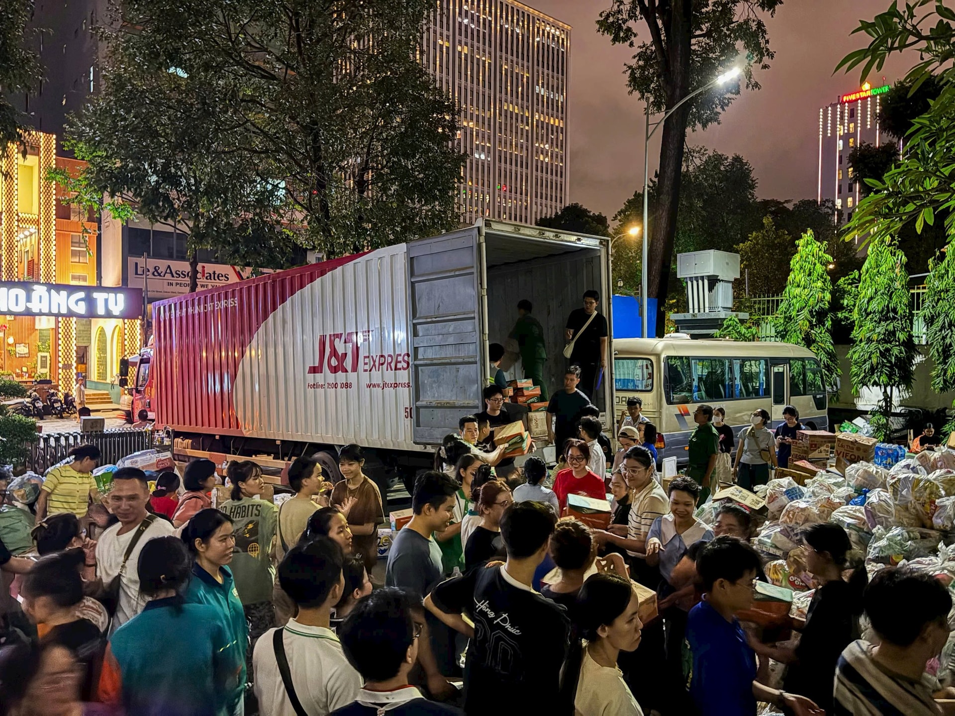 Xuyên đêm lên hàng - Mong bà con vùng lũ thêm vững vàng - Ảnh 3