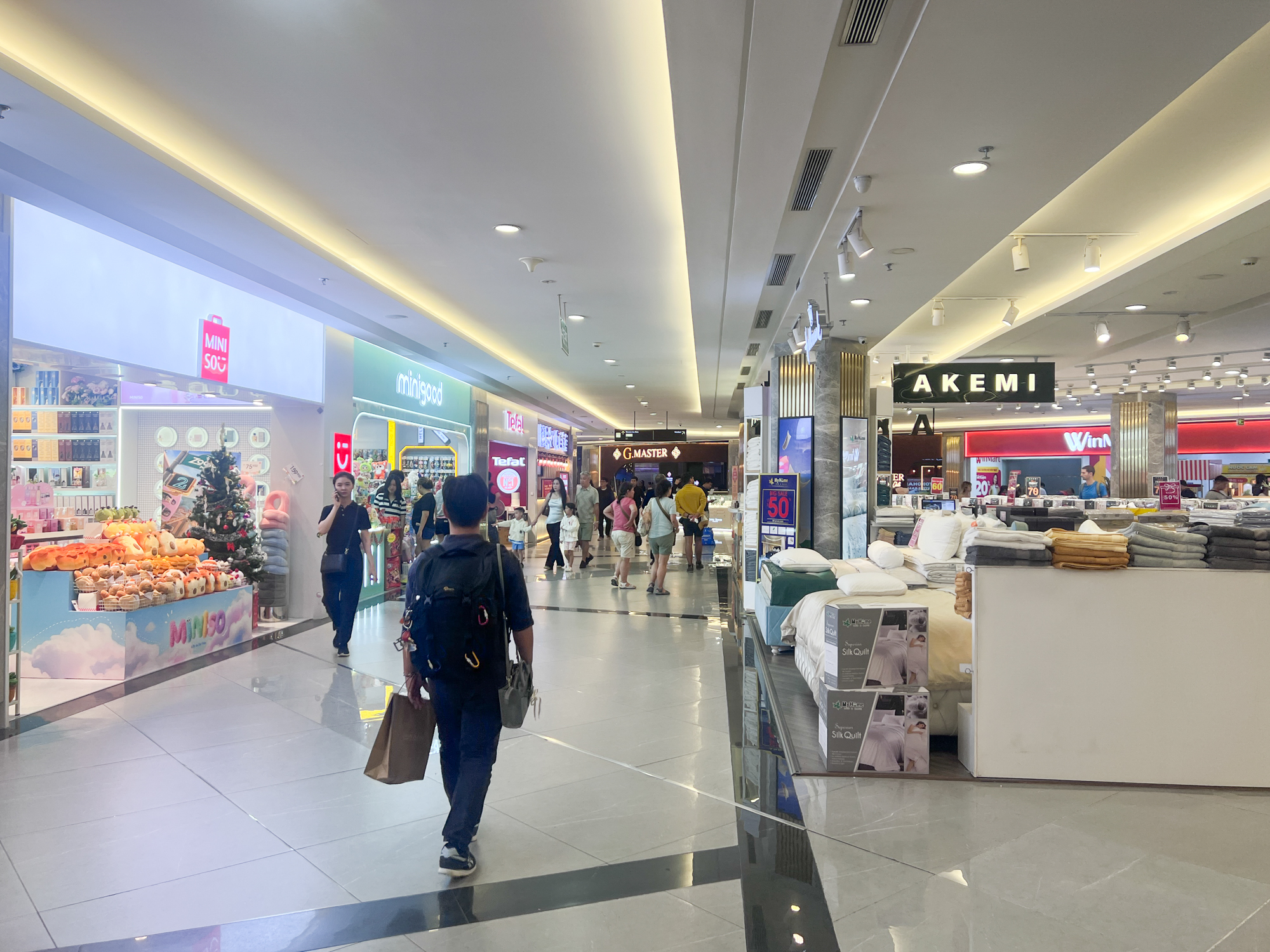 Cảnh trái ngược ở 2 tòa tháp biểu tượng ở TP.HCM: Nơi kín chỗ, nơi đìu hiu - Ảnh 9