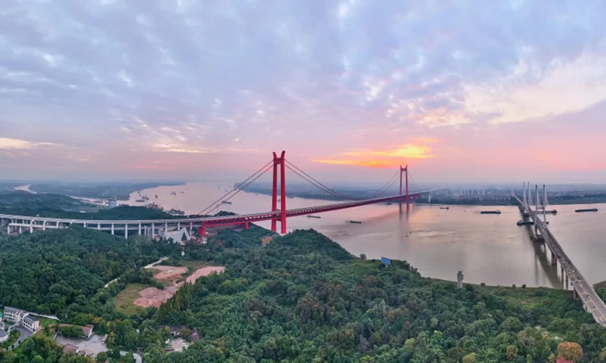 Trung Quốc chính thức thông xe cầu dây văng 2 tầng đầu tiên trên thế giới - Ảnh 2