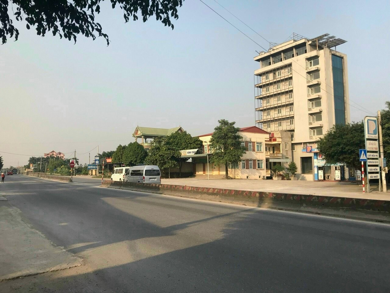 Ngân hàng rao bán nhiều tài sản thế chấp - Ảnh 1