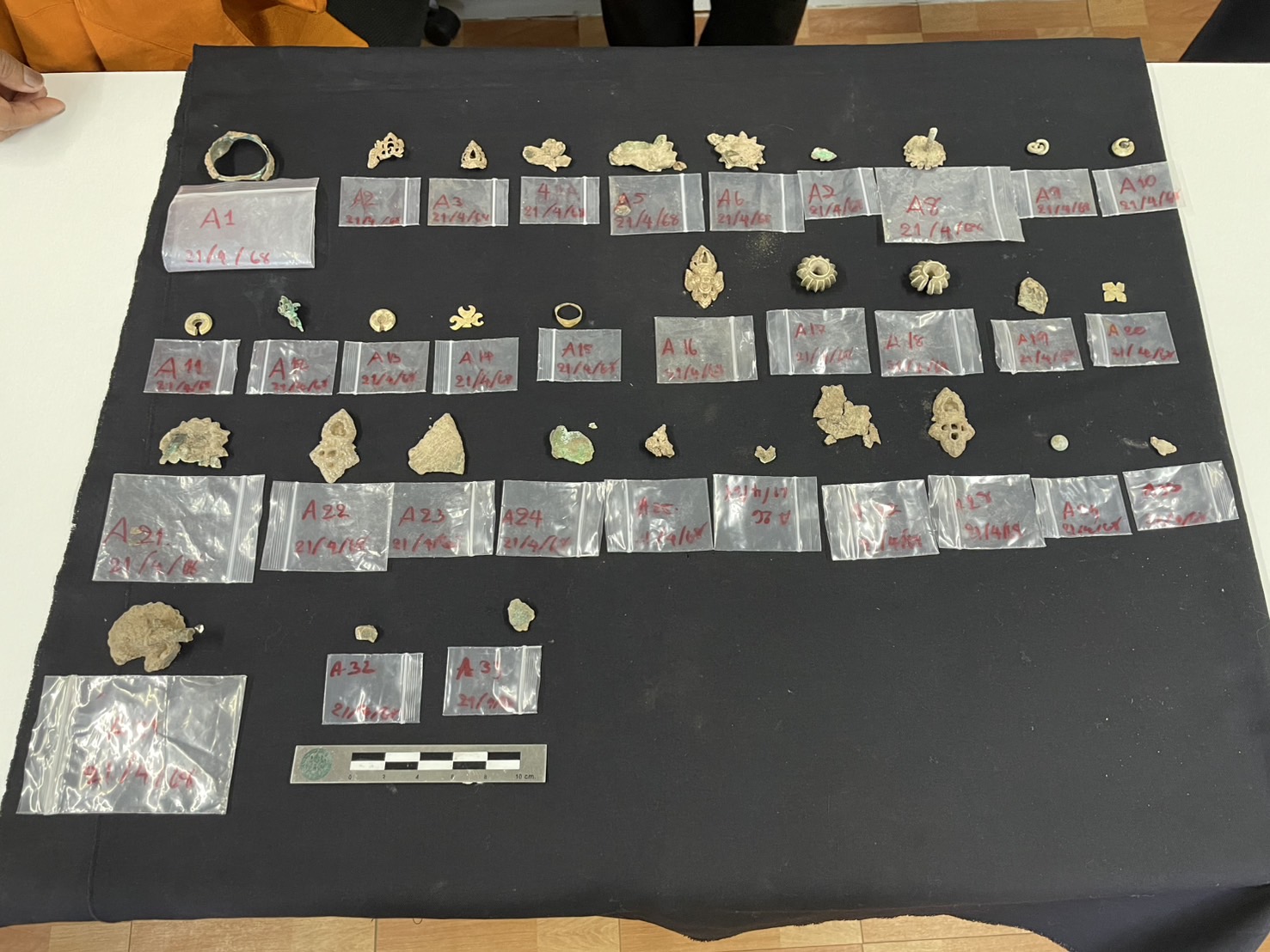 Chuẩn bị hệ thống thoát nước, các công nhân bất ngờ phát hiện kho báu bí ẩn nằm dưới bức tượng Phật 1.300 năm tuổi - Ảnh 3