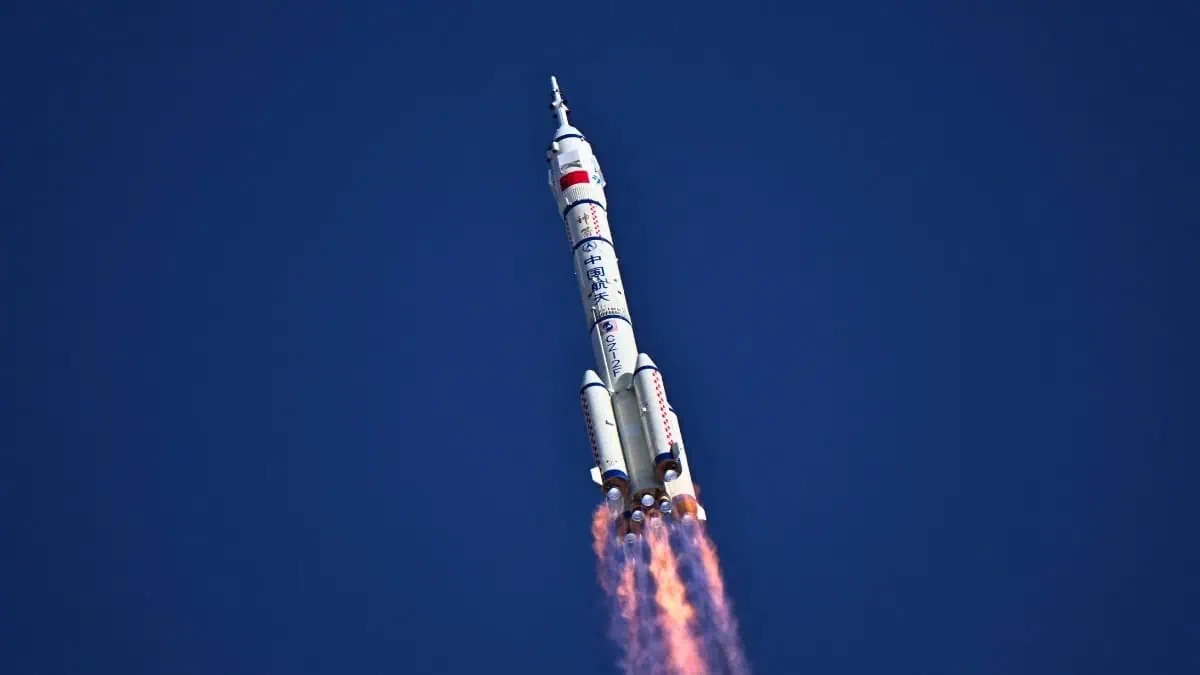 Rác vũ trụ va vào tàu Thần Châu 20 khiến phi hành gia Trung Quốc mắc kẹt, báo động nguy cơ từ quỹ đạo ngày càng hỗn loạn - Ảnh 1