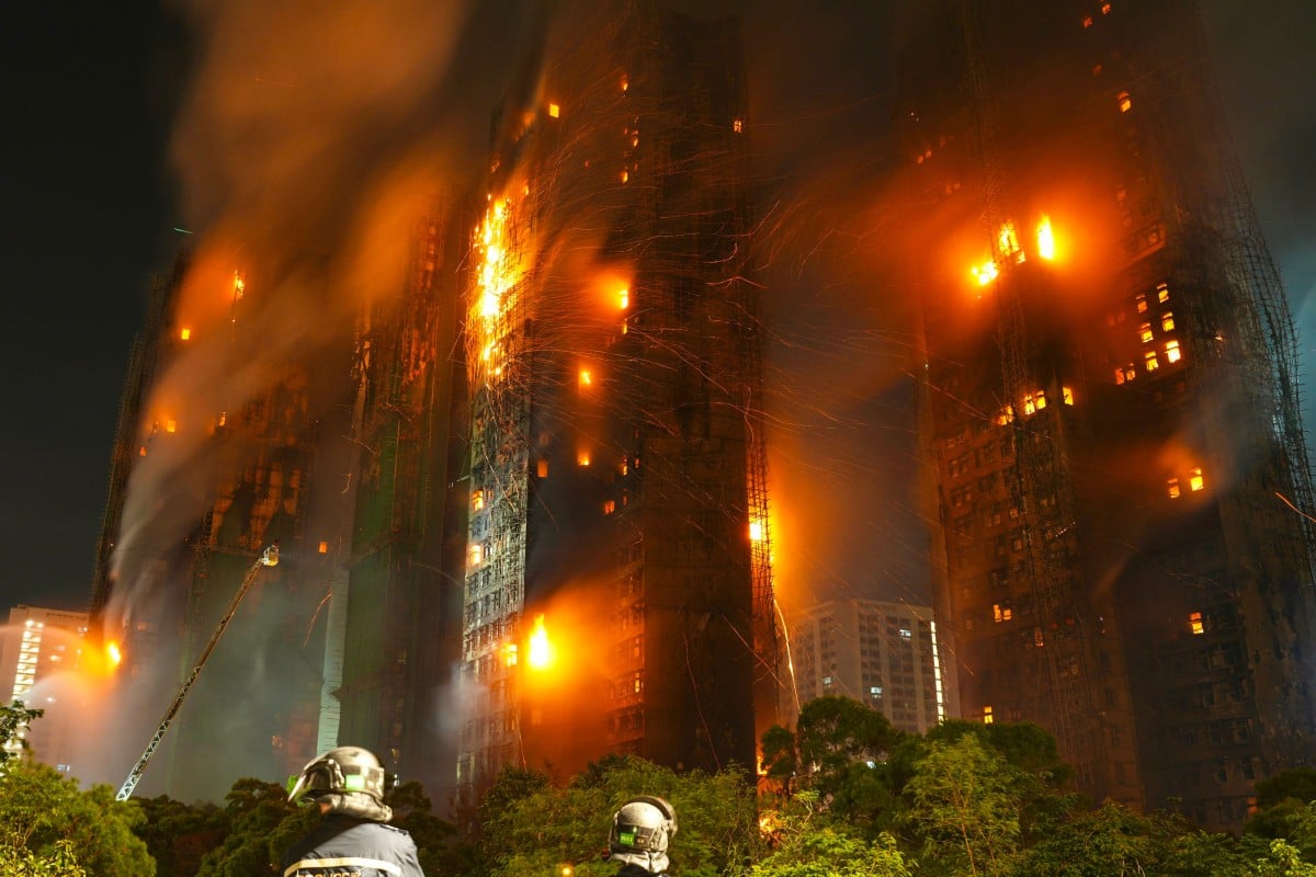 Bắt 3 người sau vụ cháy kinh hoàng khiến ít nhất 36 người chết ở Hong Kong (Trung Quốc): Hé lộ vật liệu khiến ngọn lửa bùng lan như “quái vật” - Ảnh 1