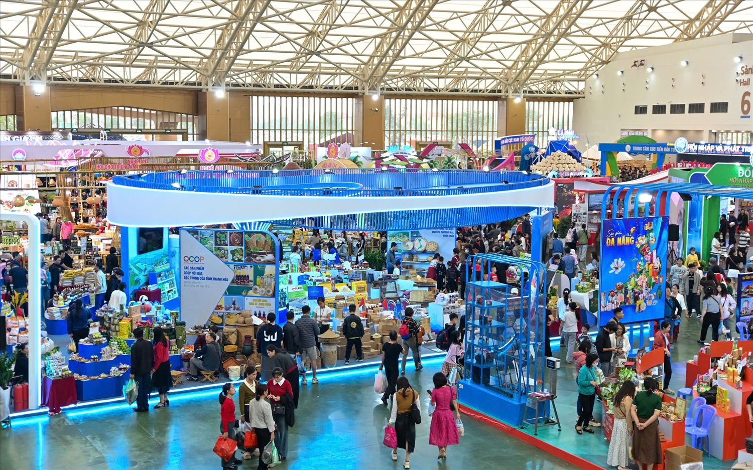 Hưởng ứng lời kêu gọi của Thủ tướng, Vingroup, Petrovietnam (PVN) và các doanh nghiệp ủng hộ 400 tỷ đồng cho miền Trung tại Hội chợ Mùa Thu 2025 - Ảnh 5