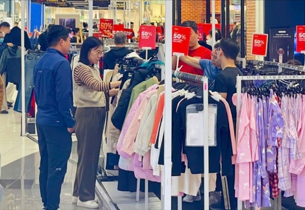 Black Friday: Người tiêu dùng thắt chặt chi tiêu, lựa chọn kỹ - Ảnh 2